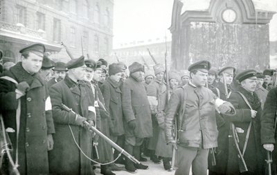 Revolutionäre Miliz verhaftet Polizisten, Februar 1917 von Russian Photographer